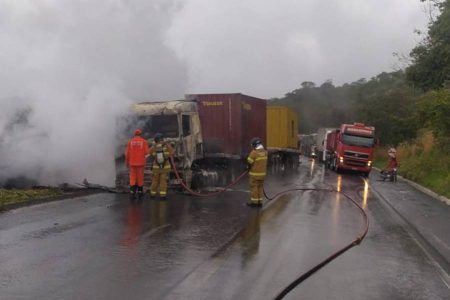 Incêndio e colisão de veículos causam interdição na BR-242 na Bahia