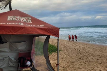 Bombeiros ajustam operação para localizar homem desaparecido no mar em Vilas do Atlântico