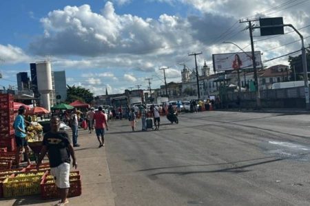 Protesto deixa trânsito lento nas proximidades da Feira de São Joaquim, nesta segunda-feira (24)