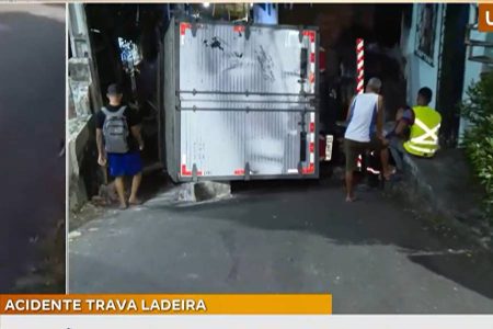 VÍDEO: Caminhão perde freios e tomba no Arraial do Retiro; moradores ajudam a conter veículo