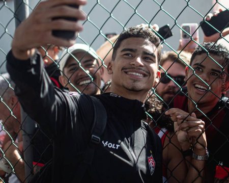 Vitória embarca sob festa da torcida para decisão contra o Athletico-PR