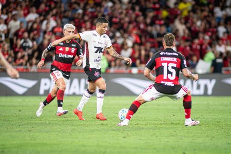De volta ao Brasileirão, Vitória perde para o Flamengo e mantém jejum fora de casa