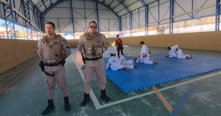 PM promove aulas de jiu-jitsu para crianças em Feira de Santana