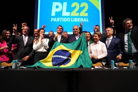 Flávio Bolsonaro fecha chapa e Alfredo Gaspar como vice