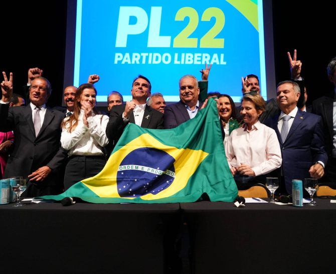 Flávio Bolsonaro fecha chapa e anuncia Alfredo Gaspar como vice
