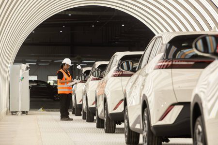 Empresa de carros elétricos abre vagas exclusivas para pessoas com deficiência; saiba como se inscrever