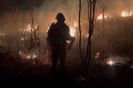 Incêndio de grandes proporções mobiliza bombeiros na Serra da Bandeira, em Barreiras