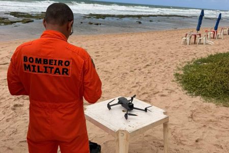 Jovem que entrou no mar em Vilas do Atlântico segue desaparecido; buscas serão retomadas nesta quarta