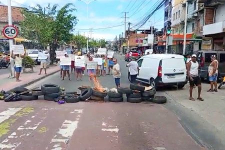Protesto deixa trânsito congestionado na Av. Suburbana nesta segunda-feira (24)