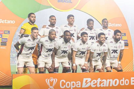Mesmo com um a mais, Vitória perde para o Vasco e se complica na Copa do Brasil