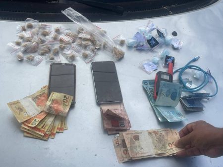 Polícia apreende drogas e prende dois suspeitos após confronto em Pernambués