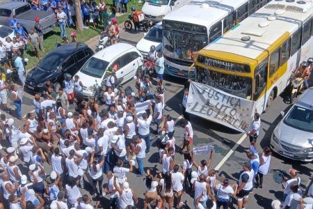 VÍDEO: Manifestantes chegam ao Parque de Exposições e cobram justiça por Léo Lanches; trânsito na região é afetado