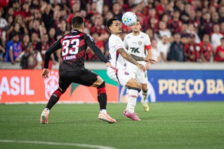 Vitória sai atrás na disputa por vaga nas quartas após derrota para o Athletico-PR