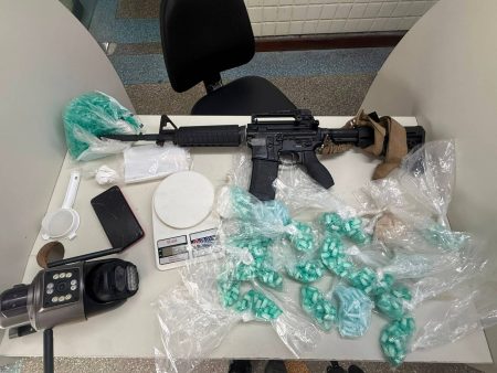 PM apreende fuzil e mais de 500 porções de cocaína durante operação em São Cristóvão