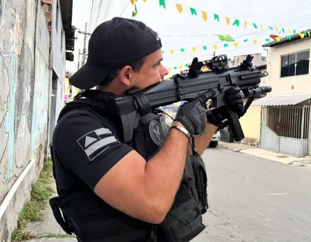 Armas e drogas na porta de casa: operação revela esquema de delivery na Bahia