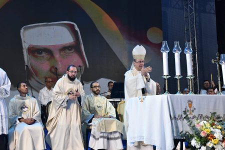 Fiéis lotam Largo de Roma para encerramento das homenagens a Santa Dulce em Salvador