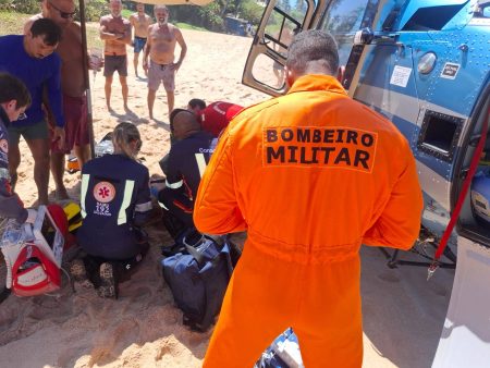 Vítima de afogamento é resgatada na praia de Itapuã, em Salvador