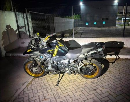 Homem é preso com pistola e moto com placa adulterada em Feira de Santana