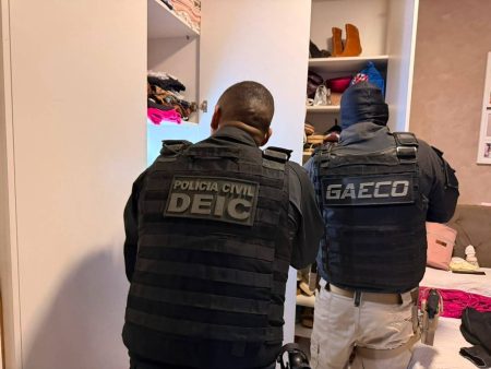 Policial penal é preso suspeito de facilitar entrada de celulares em presídio de Feira de Santana