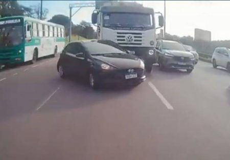 Carro tenta desviar de ônibus e é atingido por caminhão na Paralela