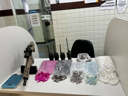 Perseguição na Paralela termina com fuzil e 2 mil porções de drogas apreendidos em Salvador