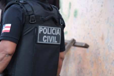 Homem descumpre medida protetiva, incendeia casa da companheira e é preso em Salvador