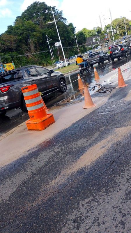 Vazamento de água deixa trânsito intenso na Avenida ACM, em Salvador