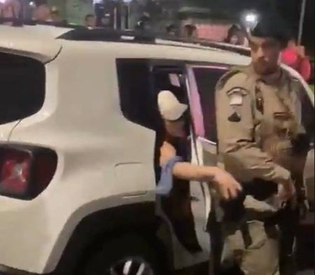 Mulher tenta tomar arma de policial após acidente em Salvador