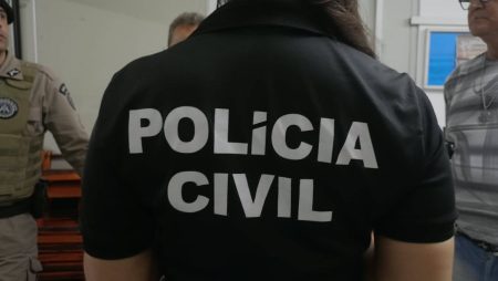 Motorista de aplicativo é preso após cancelar viagem e roubar R$ 1 mil de passageira