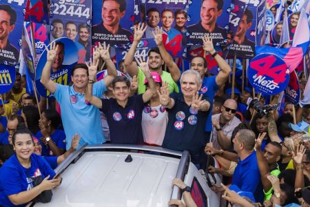 Durante caminhada, ACM Neto destaca propostas para segurança e saúde