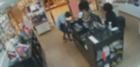 Dois adolescentes são apreendidos após assalto em loja de perfumes; um dos adolescentes tem 15 passagens