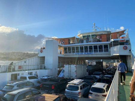 Após feriadão, ferry-boat opera com filas intensas e espera de mais de três horas no retorno a Salvador