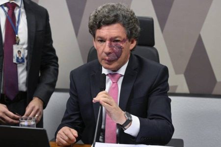 Votação da MP da ‘taxa das blusinhas’ é adiada para terça-feira
