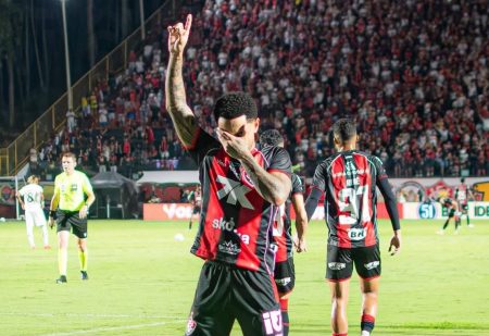 Com gol de Matheuzinho, Vitória bate o Botafogo e volta a vencer no Brasileirão