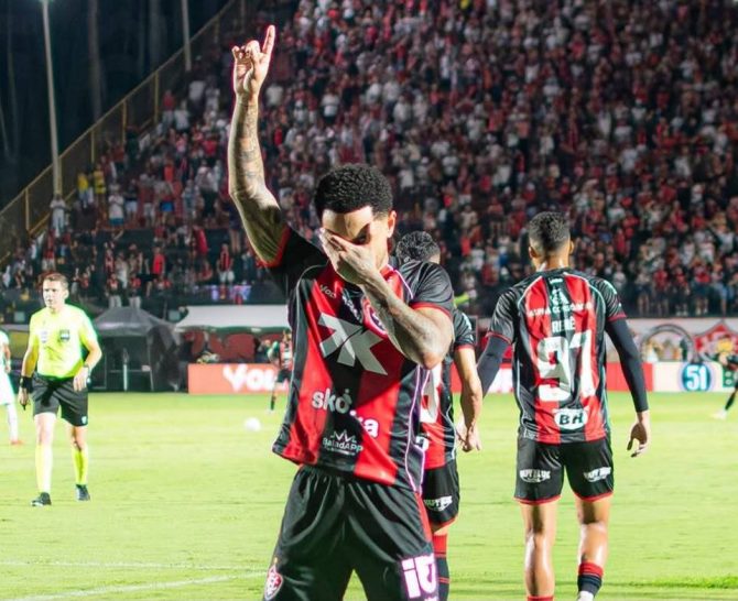Com gol de Matheuzinho, Vitória bate o Botafogo e volta a vencer no Brasileirão