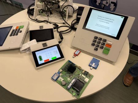 Você já viu uma urna eletrônica por dentro? TRE-BA abre equipamento e mostra como funciona