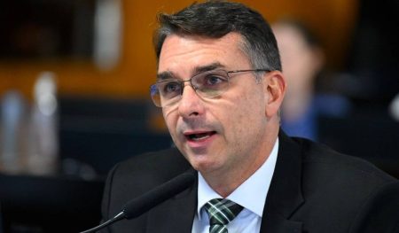 Flávio Bolsonaro diz que filiação ao Missão foi fraudada e convoca apoiadores para ato no Rio