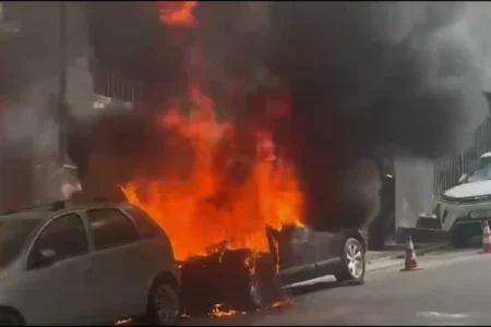 Incêndio em veículo destrói dois carros e danifica imóveis no Barbalho, em Salvador