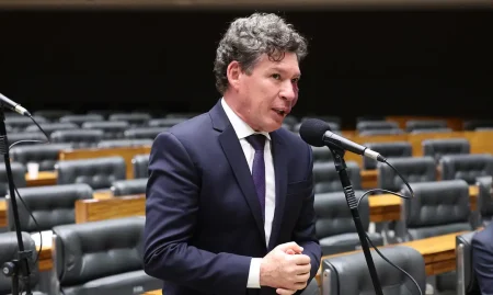 Hugo Motta indica Reginaldo Lopes para comissão da “taxa das blusinhas”