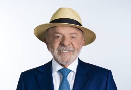 MPE não vê irregularidade em foto de Lula com chapéu para urna eletrônica