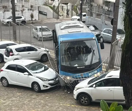 Micro-ônibus perde controle e invade estacionamento da UFBA