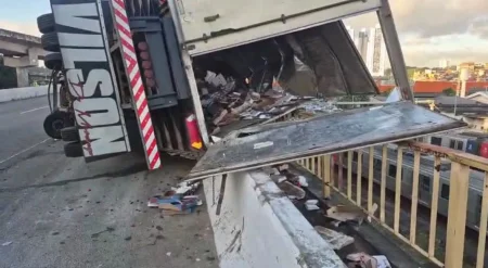 Cerca de 3 toneladas de morangos ficam espalhadas após caminhão tombar em Salvador