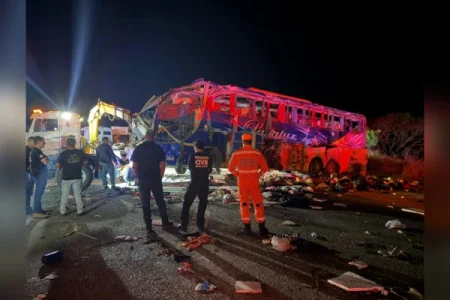 Acidente entre ônibus e caminhão deixa seis mortos e 31 feridos na BR-251
