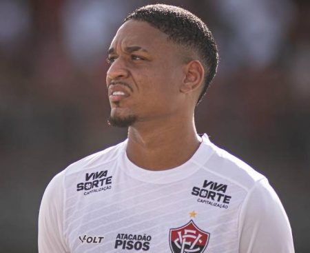 Vitória rompe contrato com promessa de 21 anos
