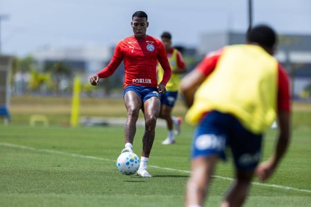 Após suspensão, Jean Lucas retorna ao Bahia com disputa acirrada por vaga