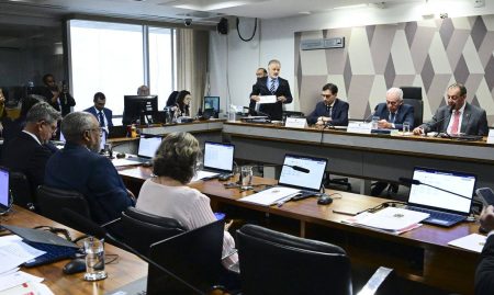 CCJ do Senado aprova PEC que acaba com escala 6×1