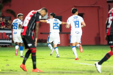 Vitória abre vantagem, mas Cruzeiro vira e vence por 3 a 1 no Barradão