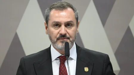 Dino anula afastamento e manda diretor da PF voltar ao cargo