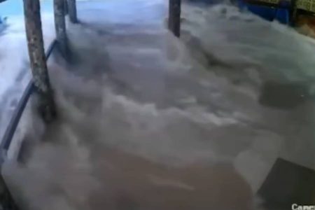 Tsunami meteorológico provoca invasão de água e assusta moradores