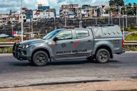 Viatura perde o controle, bate em poste e muro e complica trânsito na Pituba